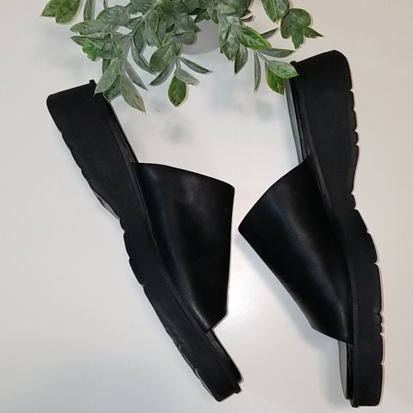 BareTraps Shoes - Bare Traps flatform leather slides